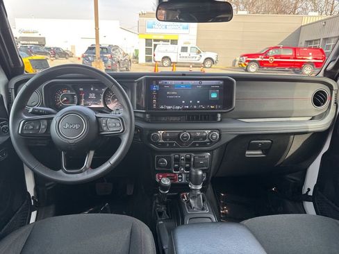 Used 2024 Jeep Wrangler Rubicon image 10