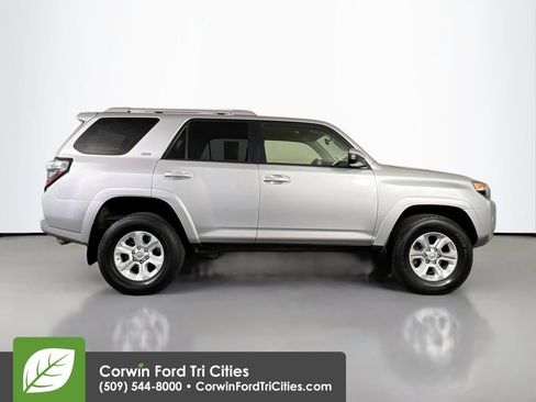 Used 2016 Toyota 4Runner SR5 w/ Four Season Floor Mat Package AWD/4WD image 18