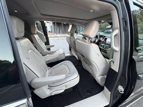 Used 2020 Chrysler Pacifica Limited image 13