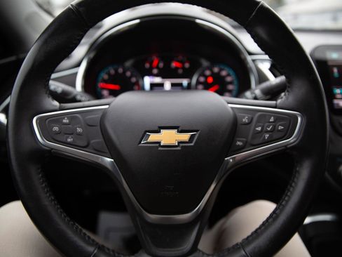 Used 2018 Chevrolet Malibu LT image 3