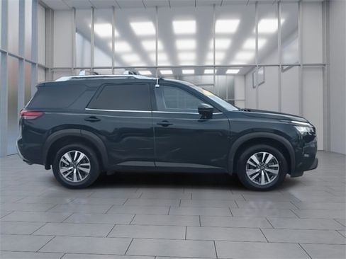 Certified 2023 Nissan Pathfinder SL w/ Black Appearance Package image 9