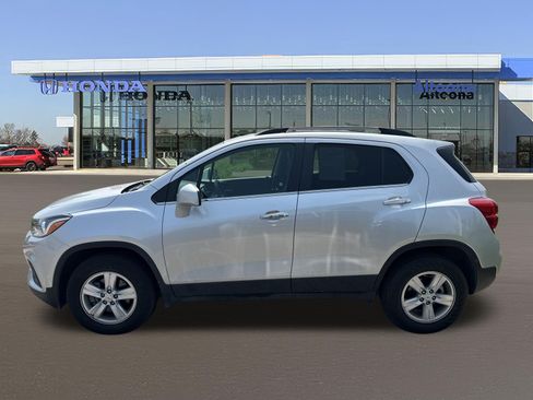 Used 2019 Chevrolet Trax LT w/ LT Convenience Package AWD/4WD image 2