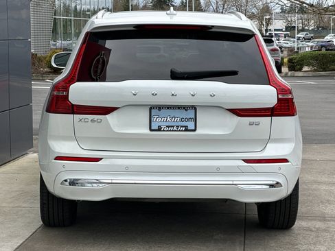 Used 2023 Volvo XC60 B5 Plus image 4