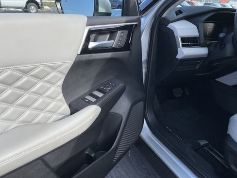 Used 2023 Mitsubishi Outlander SEL image 12