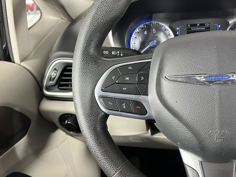 Used 2020 Chrysler Voyager L image 14