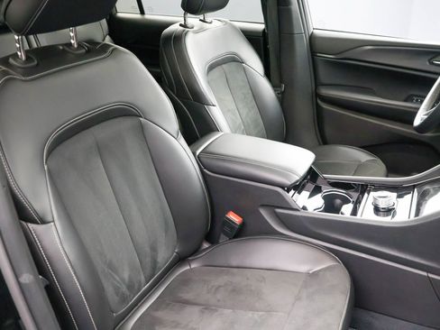 Used 2023 Jeep Grand Cherokee L Laredo image 37