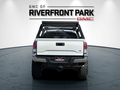 Used 2020 Toyota Tacoma TRD Off-Road AWD/4WD image 4