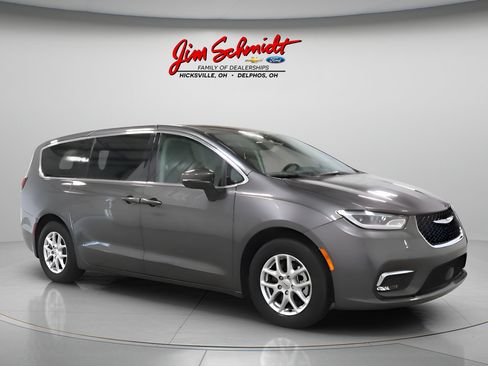 Used 2023 Chrysler Pacifica Touring-L FWD image 1