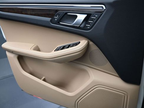 Certified 2023 Porsche Macan image 25
