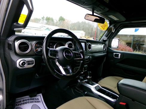 Used 2020 Jeep Wrangler Unlimited Sahara image 12