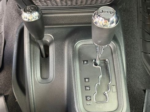 Used 2016 Jeep Wrangler Unlimited Rubicon AWD/4WD image 30