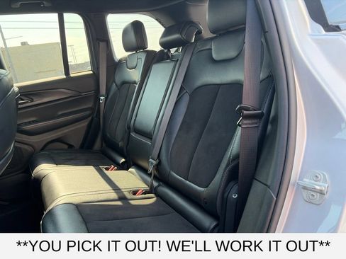Used 2024 Jeep Grand Cherokee Altitude RWD image 9