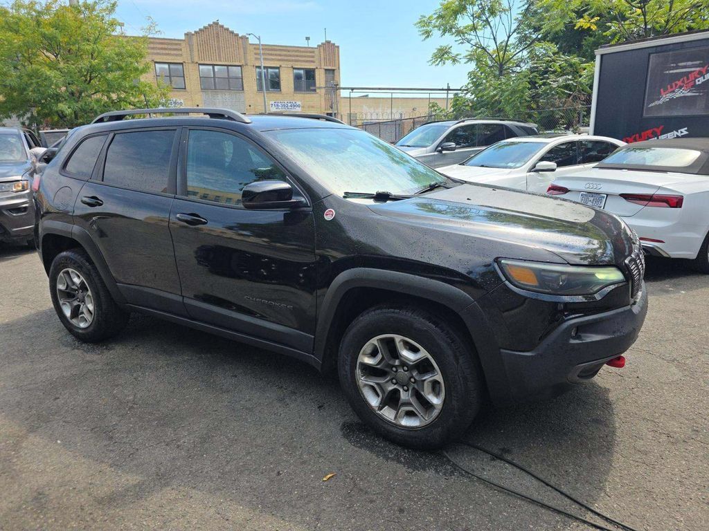 Used 2019 Jeep Cherokee Trailhawk AWD/4WD image 4