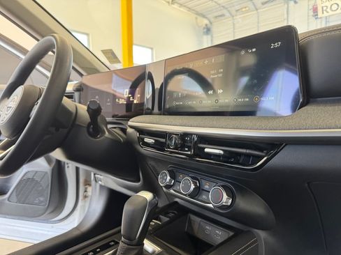Used 2025 Nissan Kicks SV AWD/4WD image 28