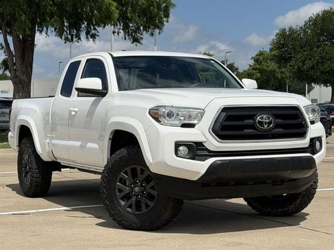 Certified 2022 Toyota Tacoma SR5 AWD/4WD image 2