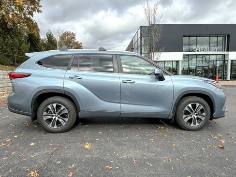 Used 2023 Toyota Highlander XLE image 9