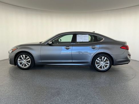 Used 2017 INFINITI Q70 3.7 RWD image 7