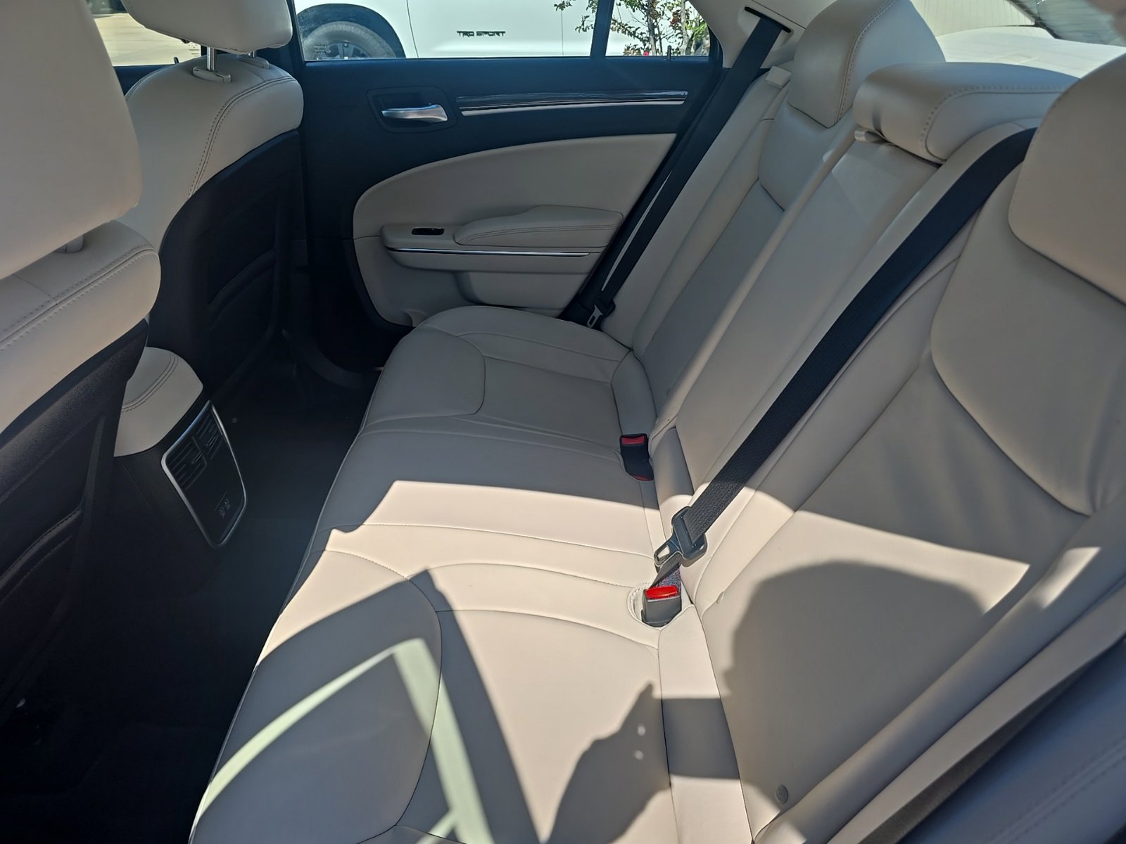 Used 2015 Chrysler 300 Limited RWD image 14