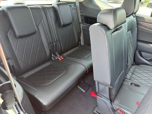 Used 2024 Volkswagen Atlas SEL Premium R-Line image 9