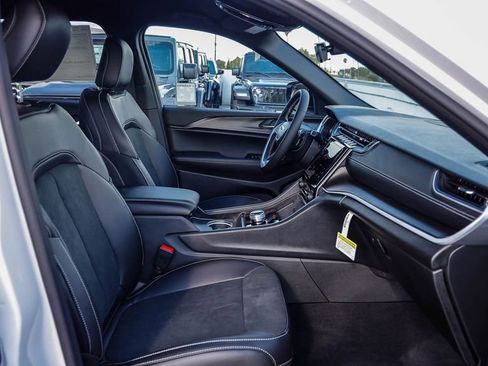 New 2025 Jeep Grand Cherokee Altitude image 18