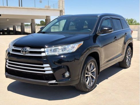 Used 2019 Toyota Highlander XLE AWD/4WD image 3