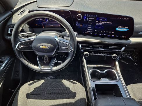 Used 2025 Chevrolet Traverse LT FWD image 19