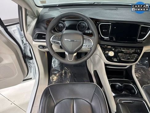 Used 2024 Chrysler Pacifica Limited FWD image 16