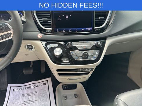 Used 2023 Chrysler Pacifica Touring-L image 24