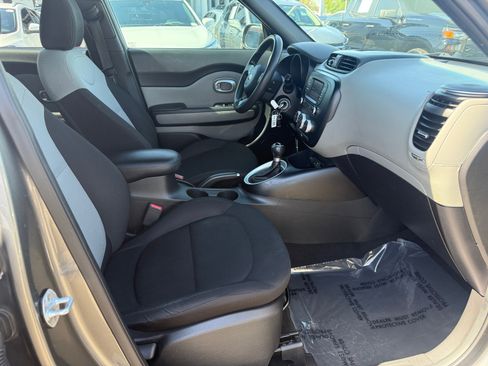 Used 2019 Kia Soul FWD image 28