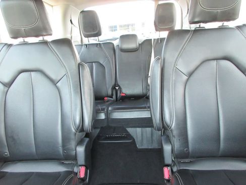 Used 2023 Chrysler Pacifica Touring-L FWD image 18