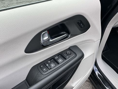 Used 2023 Chrysler Pacifica Touring-L image 17