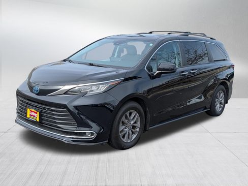 Used 2023 Toyota Sienna XLE image 3