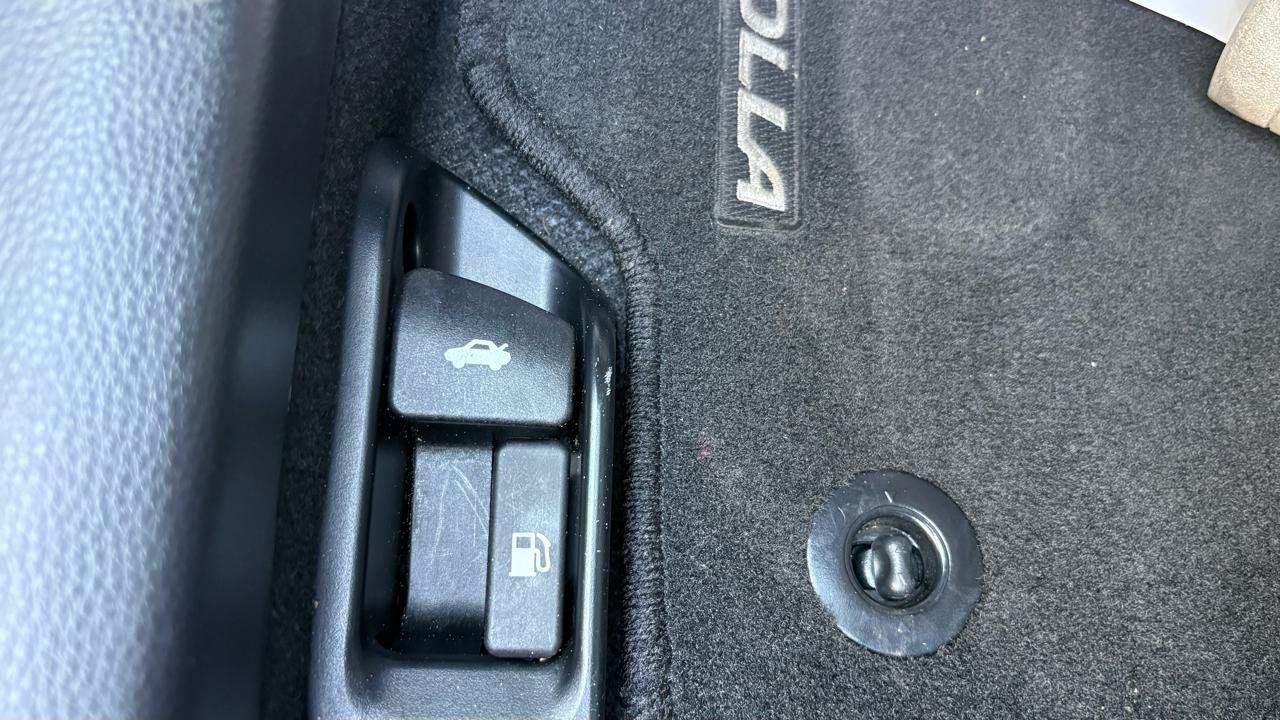Used 2025 Toyota Corolla SE FWD image 16