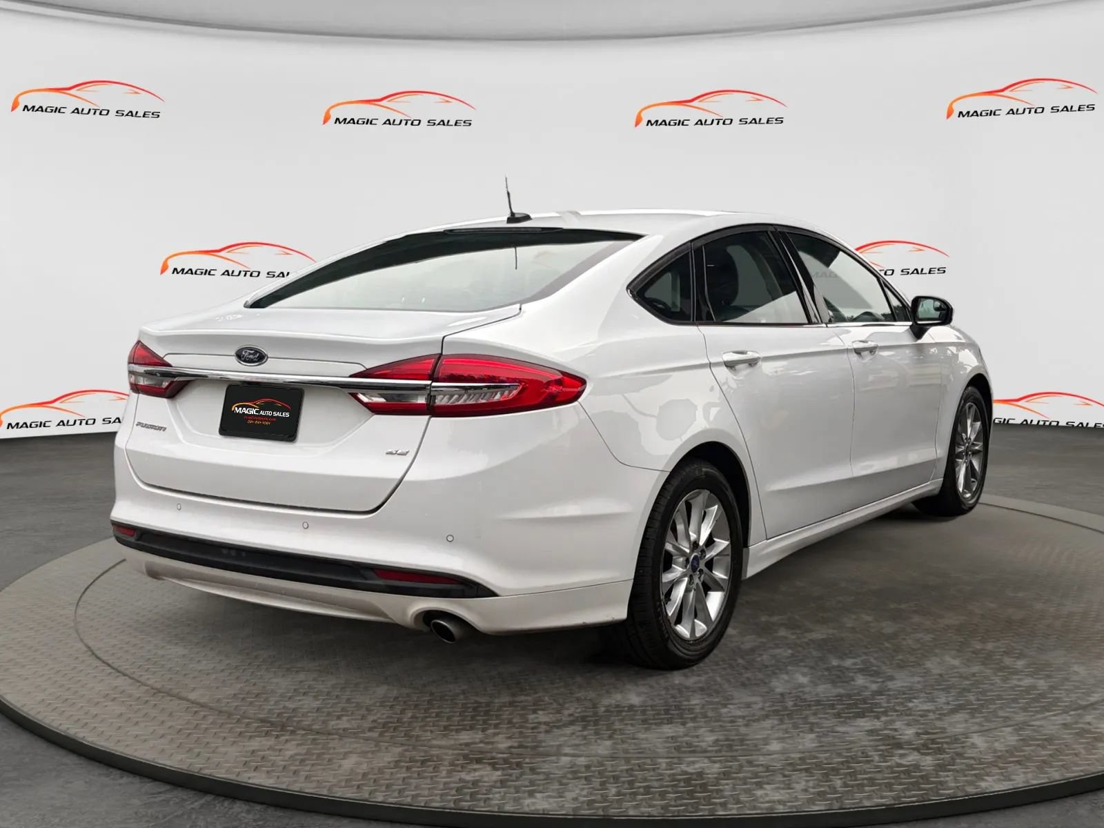 Used 2017 Ford Fusion SE w/ Fusion SE Technology Package FWD image 10