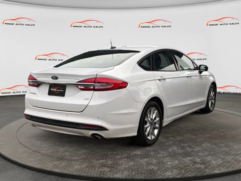 Used 2017 Ford Fusion SE w/ Fusion SE Technology Package FWD image 9