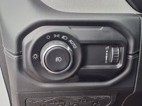 Used 2025 Jeep Wrangler Unlimited Sahara AWD/4WD image 7