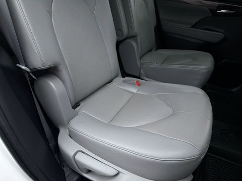Used 2023 Toyota Highlander Platinum AWD/4WD image 22