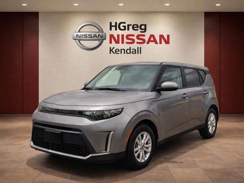 Used 2025 Kia Soul LX w/ LX Technology Package FWD image 3