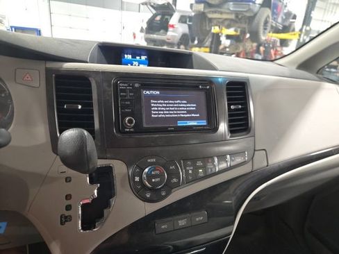 Used 2013 Toyota Sienna LE w/ Towing Pkg FWD image 16