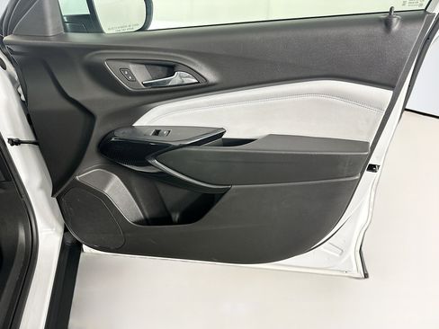 Used 2025 Chevrolet Trax LT w/ LT Convenience Package FWD image 30