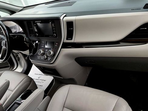 Used 2018 Toyota Sienna XLE image 16