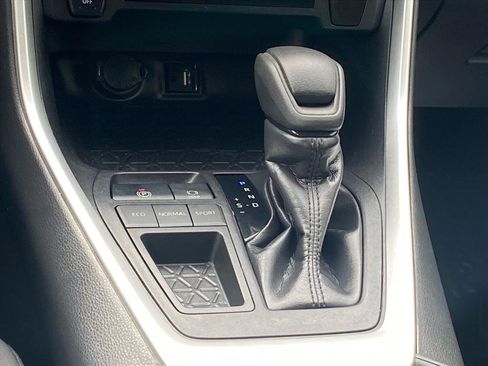 Used 2019 Toyota RAV4 LE image 11