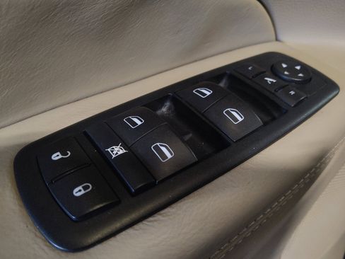 Used 2015 Jeep Grand Cherokee Overland w/ Advanced Technology Group image 27