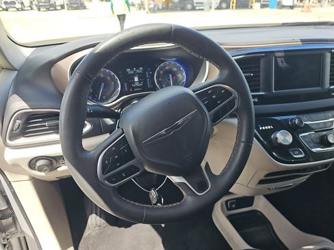 Used 2023 Chrysler Voyager LX image 11