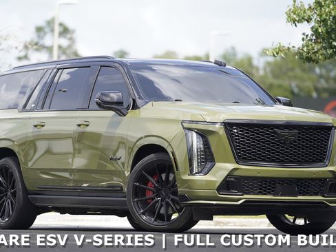Used 2025 Cadillac Escalade ESV V AWD/4WD image 2
