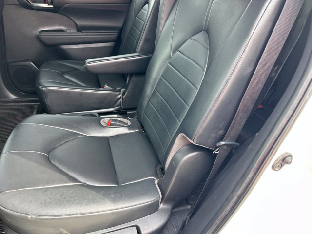 Used 2023 Toyota Highlander XLE AWD/4WD image 12