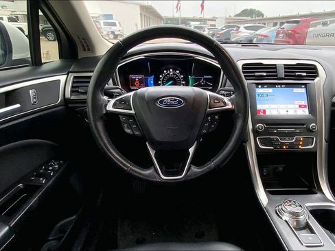 Used 2017 Ford Fusion SE w/ Equipment Group 201A FWD image 6