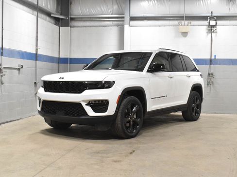 Used 2023 Jeep Grand Cherokee Limited w/ Luxury Tech Group II AWD/4WD image 2