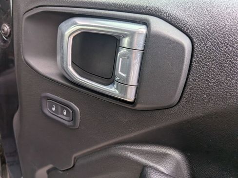 Used 2025 Jeep Wrangler Sport S image 31