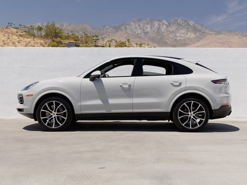 Certified 2023 Porsche Cayenne Platinum Edition AWD/4WD image 2